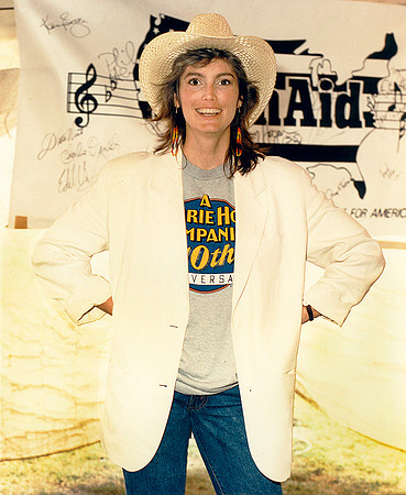 Emmylou at FarmAid 1985